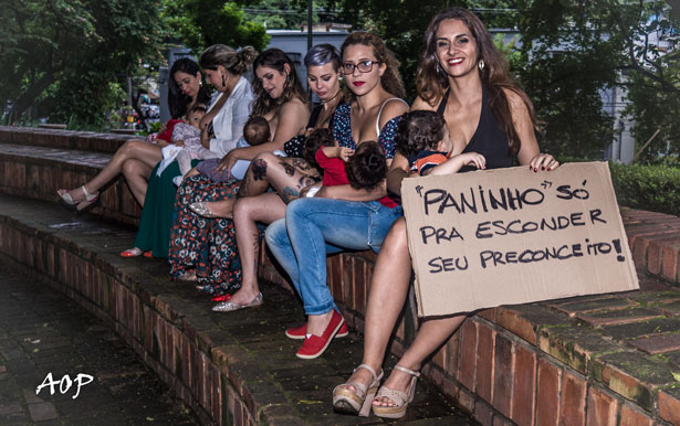 Paola Alves (segurando o cartaz) espera que o ensaio sobre amamentação em público estimule o diálogo e mine o preconceito