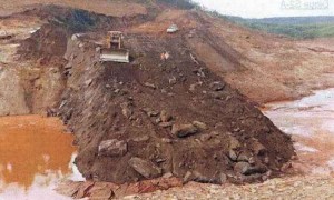 Obras de uma das estruturas de contenção, com formação de reservatório abaixo da barragem de Santarém - Foto: Inquérito do MPMG/Reprodução)