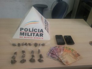 Material apreendido com o jovem e o adolescente no bairro Santa Helena - Foto: Polícia Militar/ Divulgação)