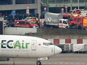 Veículos de serviços de emergência no aeroporto de Zaventem - Foto: Francois Lenoir / Reuters