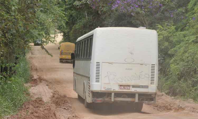Veículos como os ônibus escolares, que precisam trafegar com frequência pela MG-280, na Zona da Mata, exibem na lataria as marcas da batalha (Foto: Juarez Rodrigues/EM/DA Press)