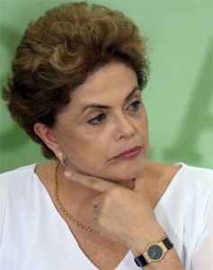 Governo da presidente Dilma Rousseff costura acordo com três partidos para obter apoio na Câmara (Foto: Andressa Anholete/AFP)