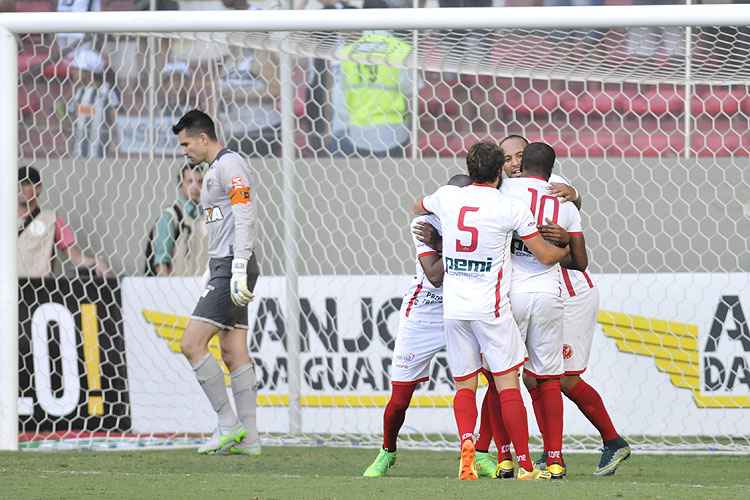 Victor voltou ao gol do Galo neste domingo, mas acabou buscando a bola nas redes em quatro oportunidades
