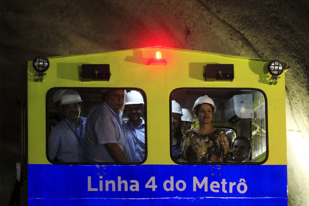 No início de 2015, Dilma visitou um trecho da linha de metrô do Rio que ligará a Zona Sul à Barra da Tijuca; meses depois, obras empacaram (Ricardo Moraes/Reuters)