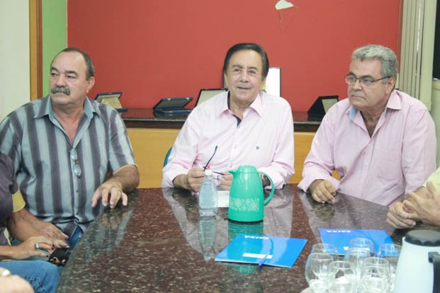 O prefeito Getúlio Neiva entre os novos secretários municipais Vânio Amaral (de Integração, Trabalho, Emprego e Renda) e Luciano Ramos (Agropecuária e Abastecimento) (Foto: Alan Rodrigues)