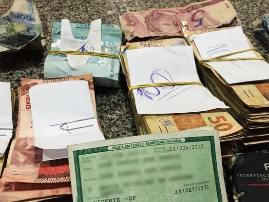 Dinheiro apreendido com sem-terra em Brasília - VEJA.com/VEJA)