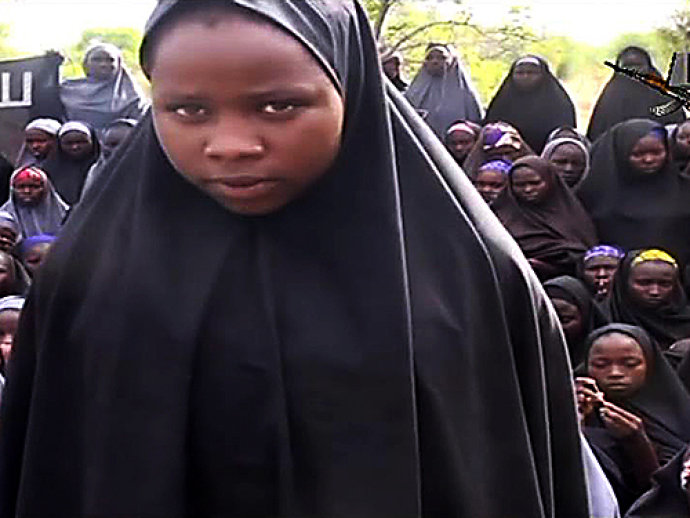 Frame de vídeo divulgado em maio de 2014 pelo grupo extremista islâmico da Nigéria, 'Boko Haram', mostra garota sequestrada em Chibok falando para a câmera em localização rural não revelada (Reprodução/Boko Haram/AFP)