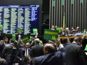 Deputados pró-impeachment levam cartazes a sessão da Câmara (Luis Macedo/Câmara dos Deputados)