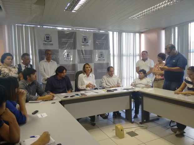 Prefeita Elisa Costa convocou imprensa para negar acusações da Polícia Federal - Foto: Zana Ferreira/ G1)