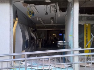 Bandidos explodiram caixas do banco do Brasil - Foto: Polícia Militar/Divulgação)