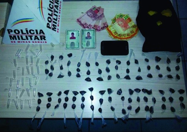 Maconha, cocaína, dinheiro e embalagens para drogas apreendidas em Governador Valadares - Foto: Polícia Militar/Divulgação)