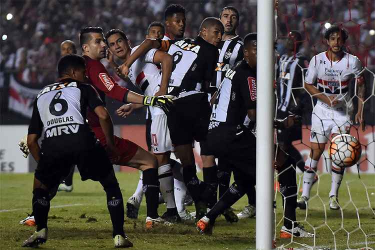 Momento do gol de Michel Bastos para o São Paulo na partida de ida das quartas de final da Copa Libertadores