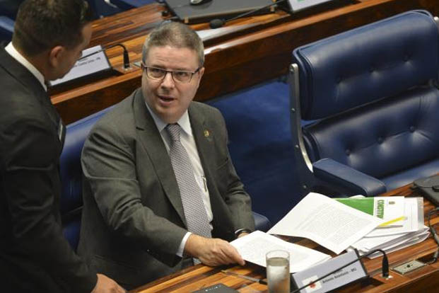 Brasília – O senador Antonio Anastasia durante sessão plenária para decidir sobre a admissibilidade do processo de impeachment da presidenta Dilma Rousseff (foto: Antonio Cruz/ Agência Brasil)