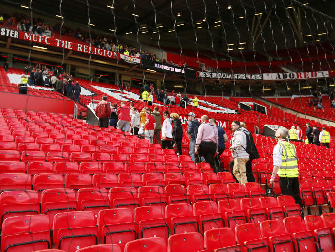 Fãs são obrigados a evacuar o estádio do Manchester United neste domingo por causa de suspeita de bomba (Jason Cairnduff/Reuters)