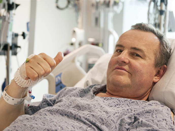 Thomas Manning, de 64 anos, se recupera bem após ter recebido o primeiro transplante de pênis dos Estados Unidos. A expectativa é que em algumas semanas ele consiga ter micção normal. Já a função sexual, pode demorar meses para ser restabelecida. (Sam Riley/Mass General Hospital/AP)
