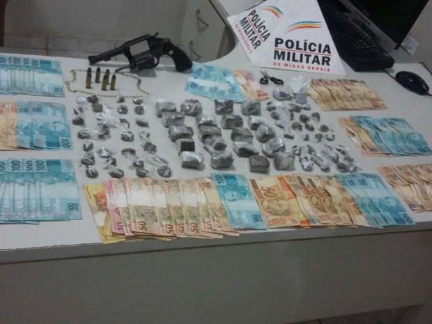 Polícia apreendeu maconha, dinheiro, arma e materiais do tráfico de drogas em Governador Valadares (MG). (Foto: Polícia Militar/Divulgação)