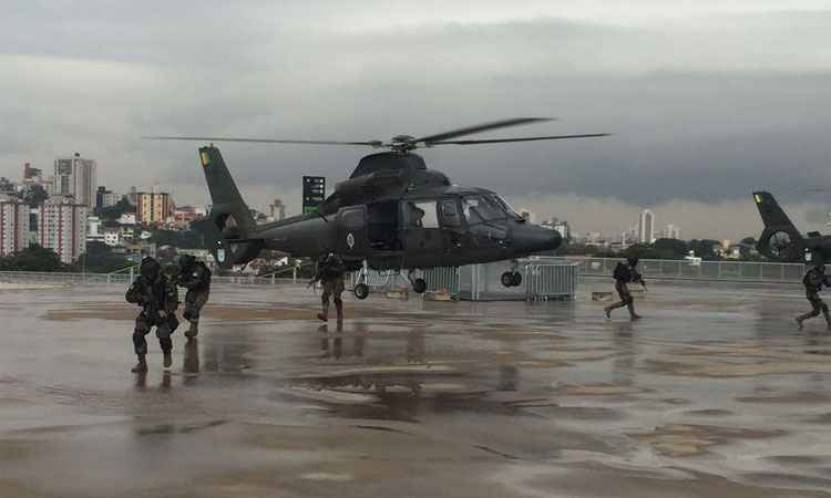 Agentes de segurança simulam o desembarque de um helicóptero (Foto: Gate/Divulgação)