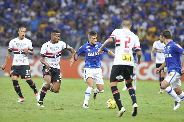 De Arrascaeta e cia não conseguiram furar bloqueio são-paulino no Mineirão e viram Cruzeiro perder terceira