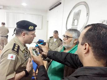 O Coronel Pinheiro concede entrevista à imprensa explicando a operação (foto: PMMG)