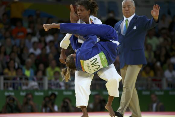 A judoca brasileira Rafaela Silva venceu a húngara Hedvig Karakas nas quartas-de-final Reuters/Toru Hanai/Direitos Reservados