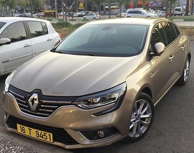 2016-Renault-Megane-Sedan-front-three-quarters-spy-shot-1