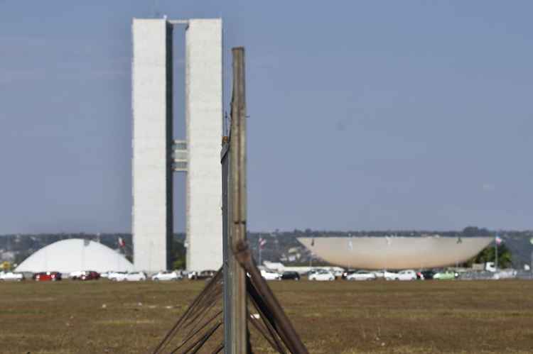 Grades metálicas formam o "muro" que vai separar os grupos pró e contra o impeachment: GDF trabalha com a estimativa de 60 mil manifestantes (Foto: Breno Fortes CB DA Press)