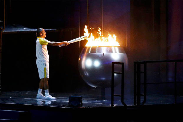 O atleta Vanderlei Lima acende a chama olímpica na abertura dos jogos, no Rio (foto: Ivan Alvarado/REUTERS)