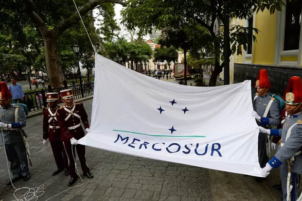 A bandeira do Mercosul é hasteada em frente ao prédio do Ministério das Relações Exteriores da Venezuela, em Caracas, na sexta (5) (Foto: Federico Parra/AFP)