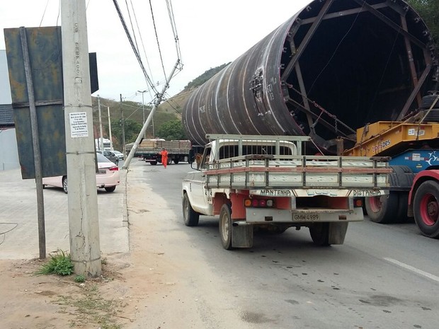 Trânsito na rodovia ficou interditado em meia pista, mas já foi liberado, em Teófilo Otoni (MG) (Foto: Polícia Rodoviária Federal/Divulgação)