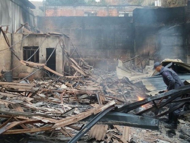 Incêndio destruiu galpão de uma empresa (Foto: Corpo de Bombeiros/ Divulgação)