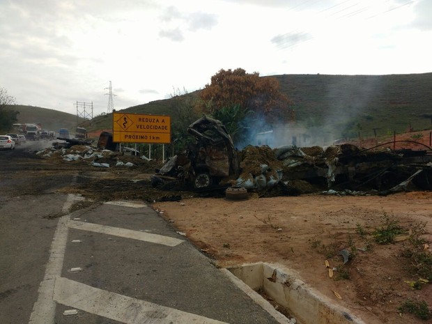 Acidente envolveu quatro carretas e um caminhão (Foto: Samara Barra/Inter TV dos Vales)