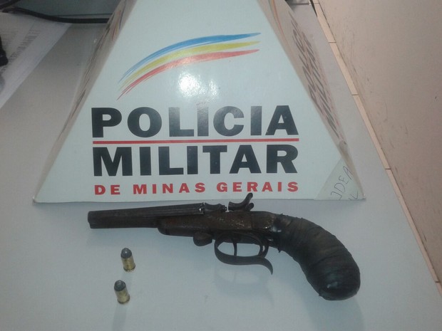 PM apreendeu arma e munições (Foto: Polícia Militar / Divulgação )