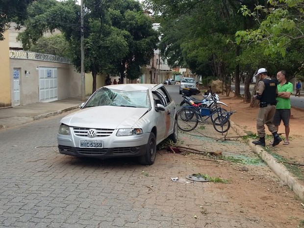 Carro capotou duas vezes e motorista ficou ferida (Foto: Ana Carolina Magalhães/Inter TV dos Vales)
