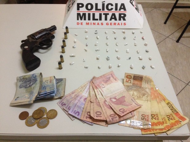 Material apreendido em Governador Valadares (MG), no Bairro Vila Rica (Foto: Polícia Militar/Divulgação)