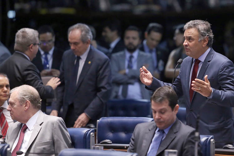 No Senado, Aécio Neves vota a favor do projeto de refinanciamento da dívida dos estados, mesmo sendo opositor ao atual governador de Minas, Fernando Pimentel