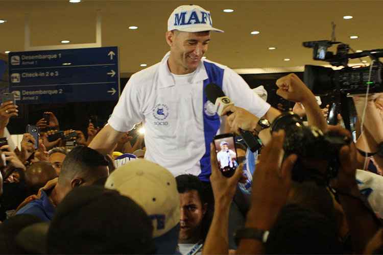 Thiago Neves chegou e foi carregado pelos torcedores do Cruzeiro no Aeroporto de Confins