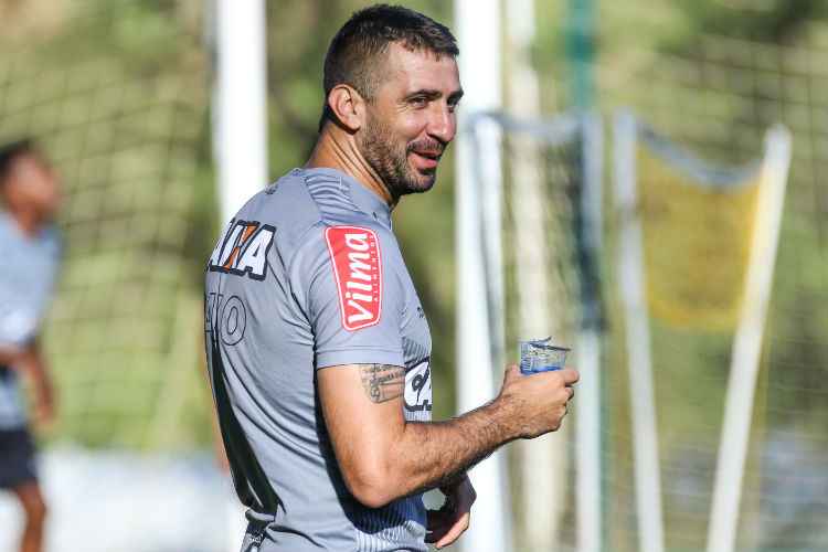 Lucas Pratto disputa titularidade no comando do ataque do Atlético com Fred e Rafael Moura