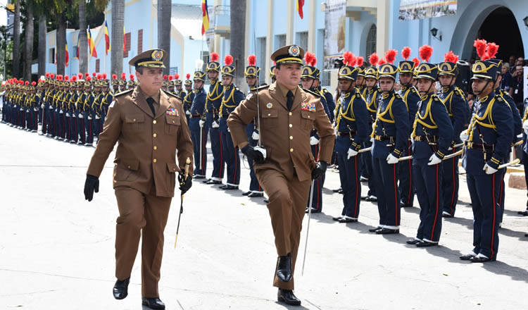 O Coronel Marco Antônio Badaró Bianchini (esq) passou o comando-geral da Polícia Militar no Estado a também Coronel O Coronel Helbert Figueiró de Lourdes (foto: Manoel Marques | Imprensa MG)