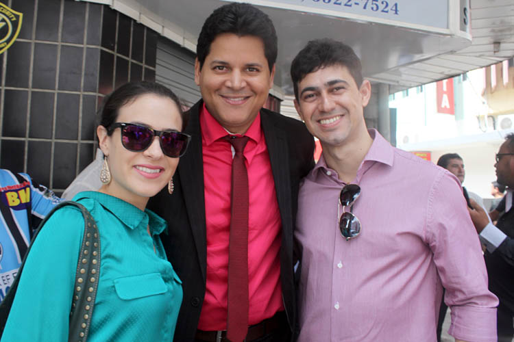 O casal de advogados Weslei Chaves e Clarice Martin com o prefeito de Teófilo Otoni, Daniel Sucupira (foto: Paraíba)