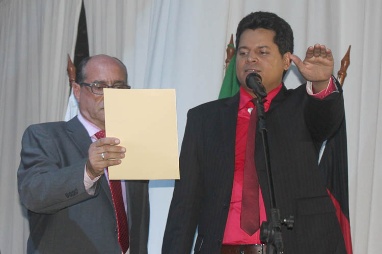 Momento em que o prefeito Daniel Sucupira, ao lado do vice-prefeito José Roberto Correa, profere o juramento de posse | 2017 (foto: Paraíba)