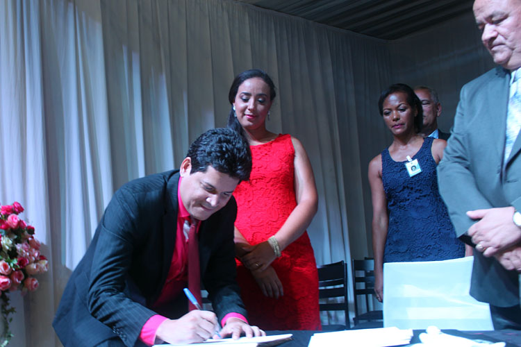 Momento solene em que o prefeito Daniel Sucupira assinava o termo de posse no anfiteatro do Cine Vitória, observado pela esposa (foto: Paraíba)