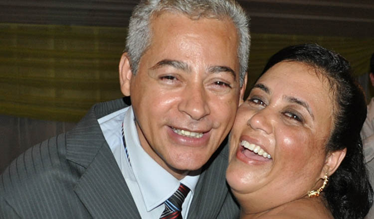 Carla de Almeida é esposa do vereador e odontólogo Gilson Ferreira Gonçalves, o Gilson Dentista