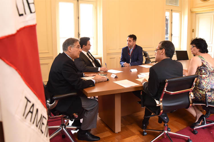 O governador Fernando Pimentel reuniu-se com secretários de Estado para discutirem o surto de febre amarela na região Nordeste do Estado (Manoel Marques / Imprensa MG)
