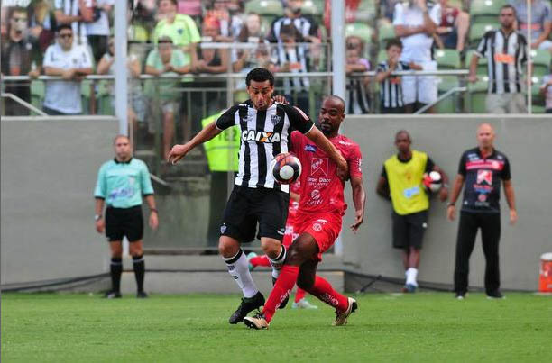 Momento em que houve o abalroamento entre Fred e o zagueiro americano (foto: Ramon Lisboa/EM/DA Press | Reprodução)