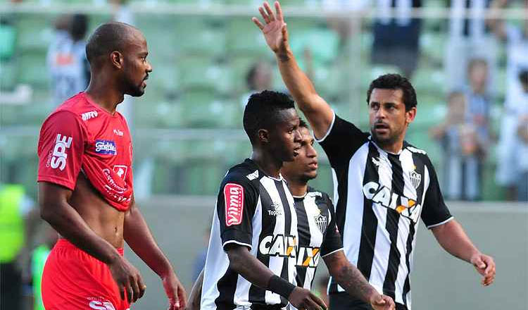 Atacante Fred, que marcou de pênalti, festeja o primeiro gol do Atlético na temporada 2017 (foto: Superesportes | Reprodução)