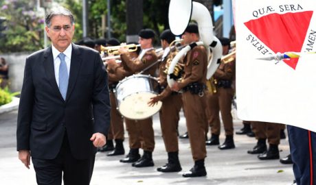 O governador Fernando Pimentel, em revista à tropa da Polícia Militar, durante solenidade de troca de comando (foto: Manoel Marques | Imprensa MG)