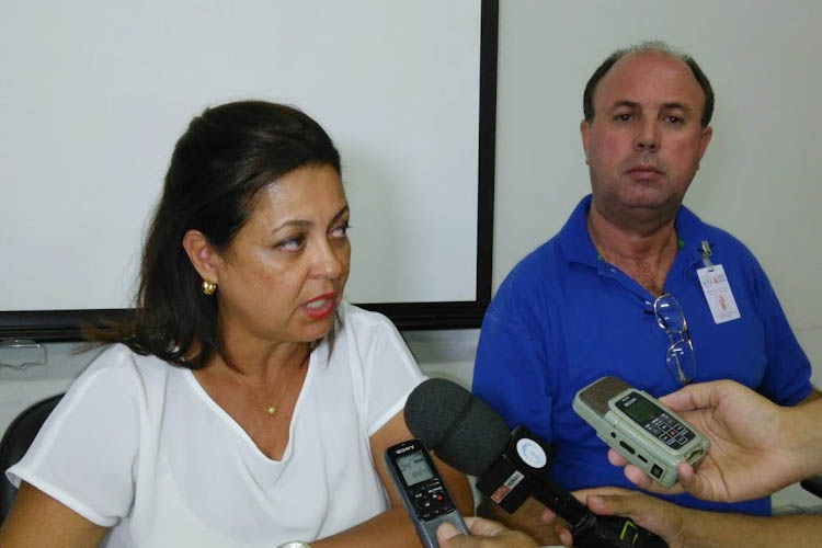 A diretora Marcia Elizabeth Alves otoni e o assessor de comunicação da Regional de Saúde, Fernando Velano