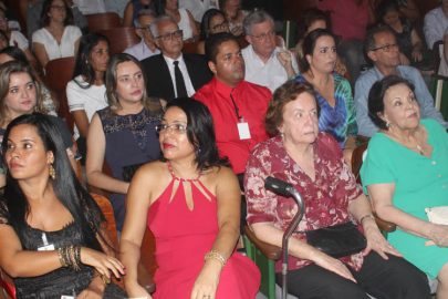 A ex-prefeita Maria José Haueisen Freire e a presidente do PT, Maria Helena Costa Salim, esta vestida de vermelho (ambas ao centro da foto) foram destacadas e tiveram a sua atuação enaltecida pelo novo prefeito Daniel Sucupira (foto: Paraíba)