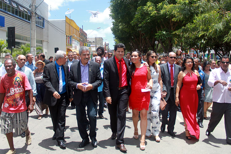 Caminhada do prefeito Daniel Sucupira rumo à Prefeitura Municipal (foto: Paraíba)