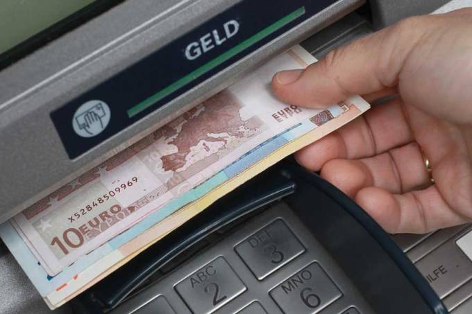 Grupo de 2.000 finlandeses vai receber € 560 (R$ 1.924 ) por mês até 2019 como parte de um experimento do governo do país (Sean Gallup/Getty Images/VEJA)